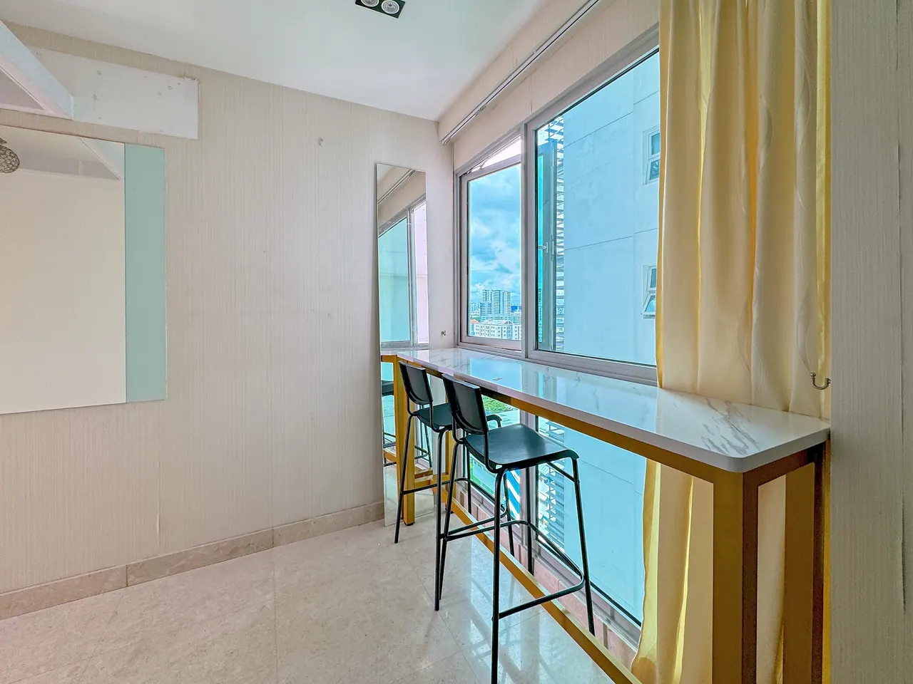 Eight Riversuites · 普通房（17 楼） · 阁楼